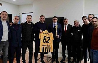 Aliağa Masterler, şampiyonluk kupasını Başkan Acar’a götürdü