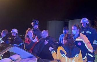 Alkollü otomobil sürücüsü önce ağaca, ardından tabelaya çarparak karşı şeride geçti