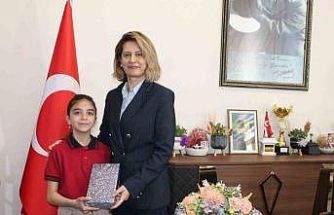 Altıntaş’ta çevreye duyarlı minik öğrenci ödüllendirildi