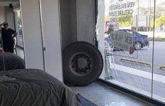 Amasya’da kamyondan kopan teker mağazaya daldı