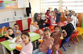 Ana sınıfında portakallar kuşlar için yemlik ve yuvaya dönüştü