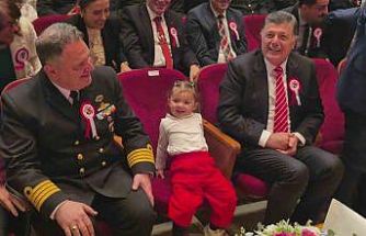 Annesinden elinden kurtulan minik, Vali Arslan’ın koltuğuna oturdu