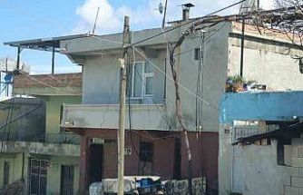 Annesine sopayla saldıran şahıs, araya giren eşini defalarca bıçaklayarak öldürdü