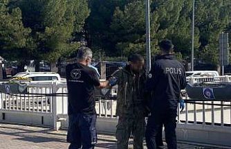 Antalya’da alt geçit demirlerine çıkan genci polis ikna edip indirdi