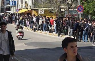 Antalya’da indirimli ikinci el giyim mağazası açılışı yoğun ilgi nedeniyle izdihama dönüştü