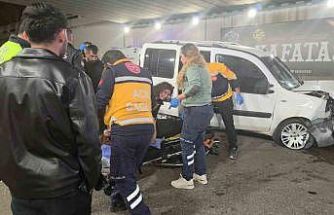 Antalya’da kontrolden çıkan otomobil bariyerlere çarptı: 3 yaralı