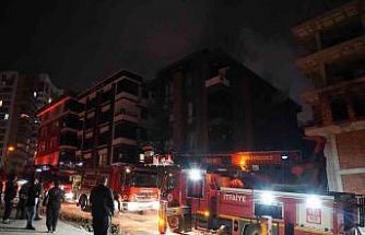 Apartman dairesi alevlere teslim oldu, bina sakinleri kendini dışarı attı