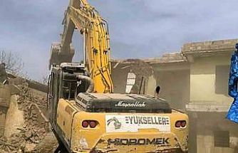 Araban’da depremde hasar gören binaların yıkımına devam ediliyor