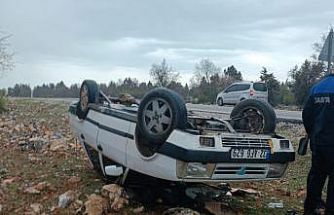 Araziye devrilen otomobilden yara almadan çıktılar