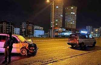 Arızalı minibüse çarpan araçta 7 aylık bebek dahil 6 yaralı