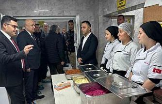 Aşçı adayı lise öğrencileri günde 10 bin kişi için yemek hazırlıyor