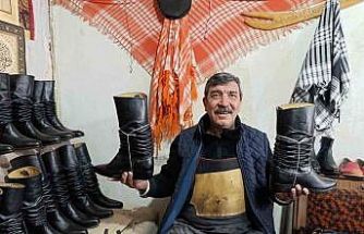 Asırlık kalıplarla körüklü çizme üretiyor