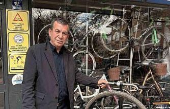 Askıda bisiklet parçaları, çocukların yüzünü güldürüyor