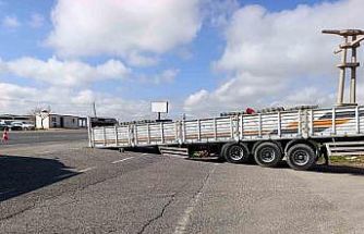 Ayrılan dorse yolu trafiğe kapattı