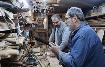 Baba oğul plastiğe karşı ahşap ustalığını yaşatmaya devam ediyor
