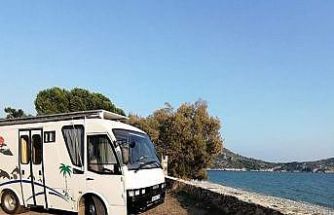 Babasından kalan sessiz hatıralara gözü gibi bakıyor