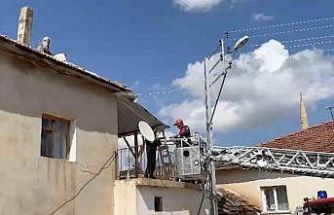 Baca temizlerken bayıldı, çatıdan itfaiye indirdi