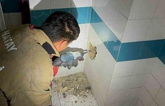 Bacadan düşerek mahsur kalan yavru kedi duvarın kırılmasıyla kurtarıldı