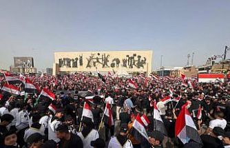 Bağdat’ta binlerce kişi İran’a destek için sokakları doldurdu