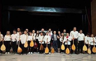 Bağlama kursiyerlerinden halk müziği konseri