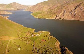 Baharın gelişiyle Keban Baraj Gölü’nde eşsiz manzara