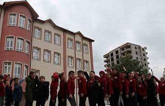 Baharın habercisi leylekler bu yıl gelmedi, öğrenciler hasretle yollarını gözlemeye başladı