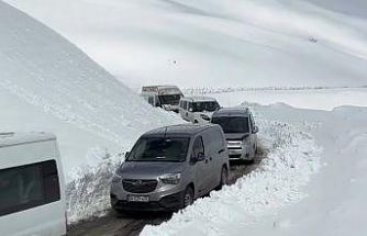 Bahçesaray-Hizan karayoluna çığ düştü: Yol yaklaşık 4 saat kapalı kaldı