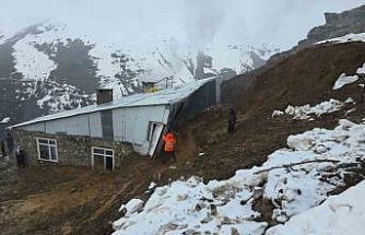 Bahçesaray’da heyelan bir eve zarar verdi