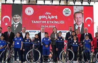 Bakan Bak: "Lütfen çocuklarınızla konuşun, çocuklarınıza sarılın, çocuklarınıza sevginizi aktarın"