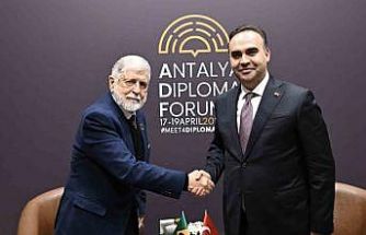 Bakan Kacır, 5. Antalya Diploması Forumu’nda çeşitli ülkelerden üst düzey isimlerle bir araya geldi