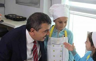 Bakan Tekin’den Aydınlı miniklere halı saha sözü