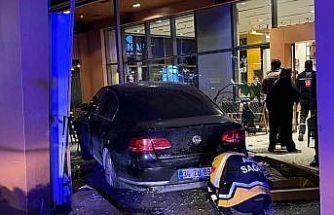 Bakırköy’de kontrolden çıkan araç kafeye daldı: 6 yaralı