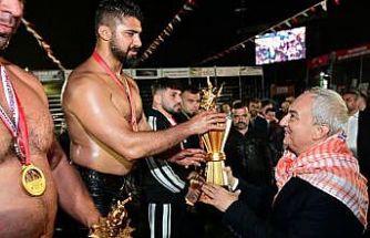 Balıkesirli güreşçi Enes Doğan, Kepez’de başpehlivan oldu