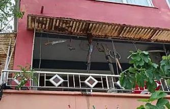 Balkonda silah, balta ve kılıç sergileyen şahıs hayrete düşürdü