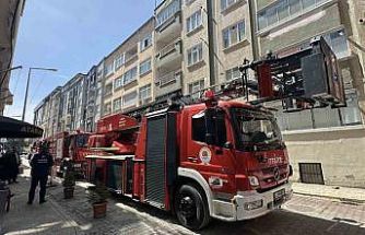 Balkonda yanan koltuk paniğe yol açtı