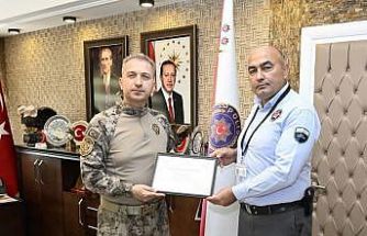 Banka güvenlik görevlisi, yaşlı kadını dolandırılmaktan kurtardı