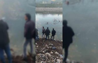 Baraj gölüne uçan otomobildeki sürücüyü ekipler kurtardı