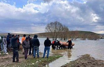 Barajda mahsur kalan ineği AFAD kurtardı