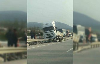 Bariyerlere çarpan tırda 2 kişi yaralandı