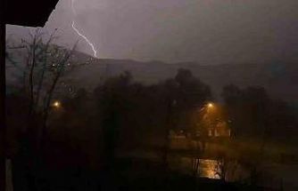 Bartın’da şimşekler geceyi aydınlattı, dolu yağışı şehri beyaza bürüdü