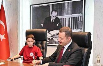 Başkan Akın, makamını çocuklara devretti