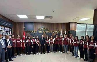 Başkan Alan sözünü tuttu: Öğrencilere formalarını hediye etti