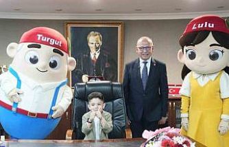 Başkan Çetin Akın koltuğunu minik başkana emanet etti