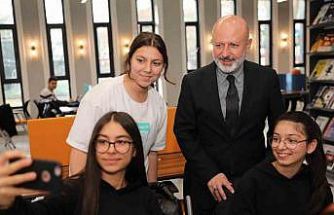 Başkan Çolakbayrakdar: "Hizmetlerimizle okuyan bir nesil yetiştiriyoruz"