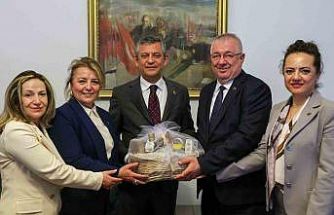 Başkan Ertaş ve Edremit heyeti CHP Lideri Özgür Özel ile buluştu