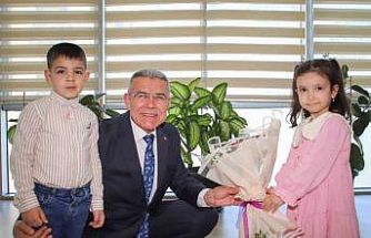 Başkan Güler, koltuğunu minik öğrencilere devretti