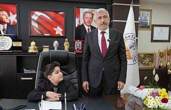 Başkan Hallaç, koltuğunu 10 yaşındaki Ebubekir’e devretti