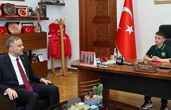 Başkan Toptaş, 23 Nisan’da koltuğunu minik Halil’e devretti