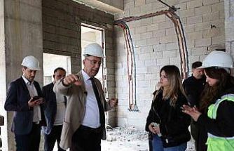 Başkan Yapar, Akasya Mahallesinde yapımı devam eden sosyal tesisi inceledi