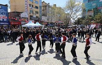 Başkanı Mehmet Ertaş Vanlıların kurtuluş coşkusuna ortak oldu